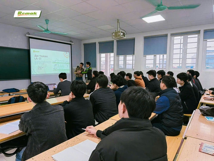 Các bạn sinh viên hào hứng tương tác với chuyên gia Nguyễn Phương Lâm